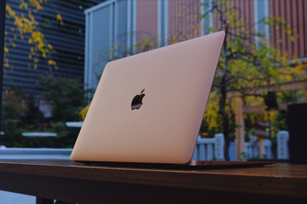 1811203-MacBookAir-top-w1280.jpg